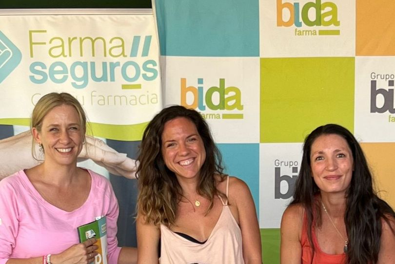 En la foto (de izquierda a derecha): Rocío Rojo, María Rodríguez (responsable de Farmaseguros Granada) y la socia ganadora del sorteo.